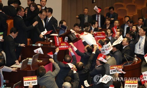 문희상 국회의장이 27일 국회 본회의에서 자유한국당 의원들의 격렬한 항의를 받으며 '공직선거법 개정안'을 가결하고 있다. [사진= 연합뉴스]