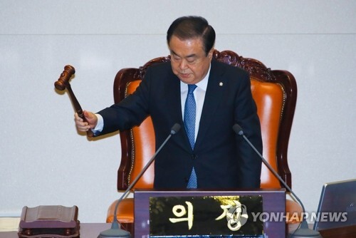문희상 국회의장이 30일 국회 본회의에서 '고위공직자범죄수사처법(공수처법)'을 가결하고 있다. [사진= 연합뉴스]