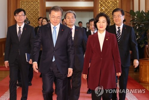 문재인 대통령이 2일 오후 청와대에서 추미애 신임 법무부 장관에게 임명장을 수여한 뒤 간담회장으로 향하고 있다. [사진= 연합뉴스]