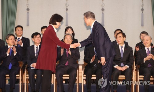 문재인 대통령이 2일 오후 청와대에서 추미애 법무부 장관에게 임명장을 수여한 뒤 악수하고 있다. [사진= 연합뉴스]