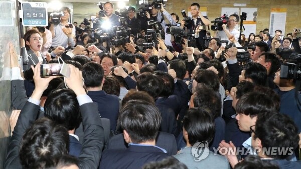 사진은 지난해 4월 25일 자유한국당 나경원 원내대표와 의원, 보좌진들이 국회 의안과 앞에서 경호권발동으로 진입한 국회 경위들을 저지하며 헌법수호를 외치는 모습. [사진= 연합뉴스]