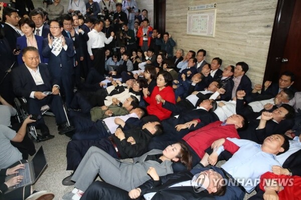 지난해 4월 25일 자유한국당 나경원 원내대표와 의원, 보좌진들이 국회 의안과 앞에서 경호권발동으로 진입한 국회 경위들을 저지하며 헌법수호를 외치는 모습. [사진= 연합뉴스]