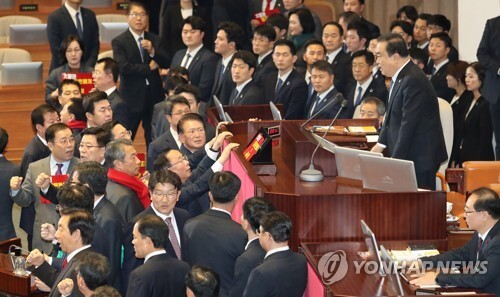 문희상 국회의장이 지난해 12월 30일 오후 열린 국회 본회의에서 한국당 의원들의 항의 속에 사회를 보고 있다. [사진= 연합뉴스]