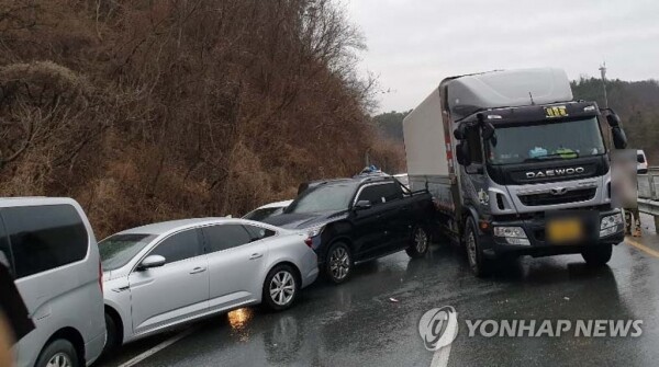 '블랙아이스' 현상으로 인한 경남 합천군 대양면 한 도로의 다중 추돌사고 현장. [사진= 경남소방본부/연합뉴스]