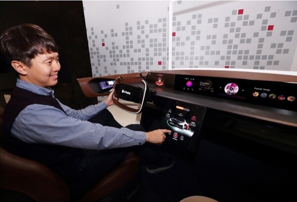 2020년부터 본격적으로 양산이 시작되는 자동차용 P-OLED. [출처= LG전자]