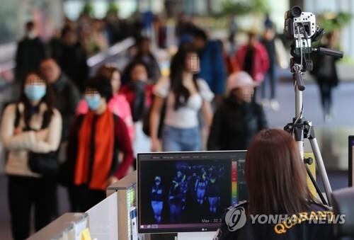 지난 9일 인천국제공항 제1터미널 입국장에서 질병관리본부 국립검역소 직원들이 열화상 카메라로 중국 공항에서 출발해 인천공항에 도착한 승객들의 체온을 측정하고 있다. [사진= 연합뉴스]