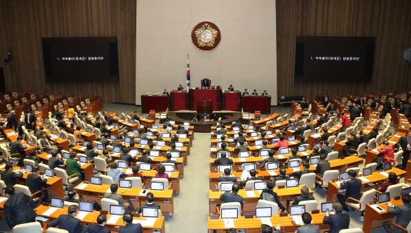 문희상 국회의장이 13일 국회에서 열린 본회의에서 정세균 국무총리 임명동의안을 상정하고 있다. [사진= 연합뉴스]