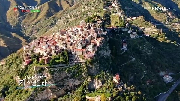 시칠리아 최대 휴양지 타오르미나의 카스텔 몰라(몰라의 성). [사진= KBS 1TV '걸어서 세계속으로' 방송 캡처]