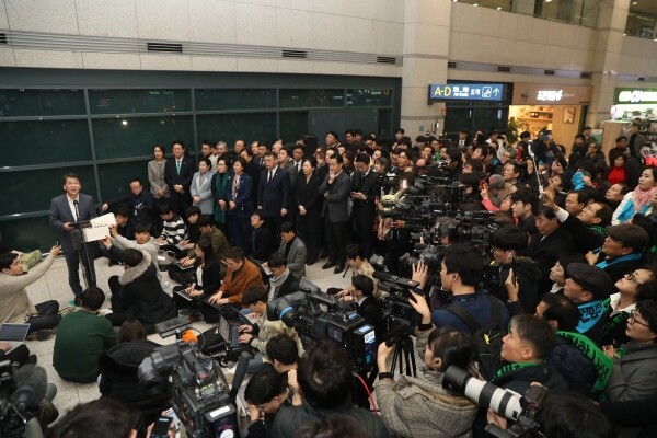 바른미래당 안철수 전 의원이 19일 인천국제공항을 통해 귀국, 취재진 앞에서 인사말을 하고 있다. [사진= 연합뉴스]
