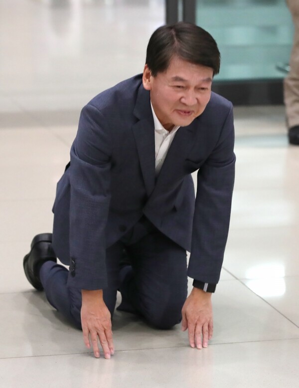 바른미래당 안철수 전 의원이 19일 인천국제공항을 통해 귀국한 뒤 큰절을 하고 있다. [사진= 연합뉴스]