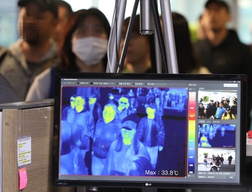23일 오후 인천국제공항 1터미널 입국장에서 질병관리본부 국립검역소 직원들이 열화상 카메라로 승객들의 체온을 측정하고 있다. [사진= 연합뉴스]