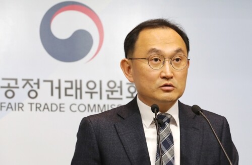공정거래위원회 선중규 운영지원과장이 22일 오전 세종시 정부세종청사에서 사조산업(주)의 사원판매행위 제재 브리핑을 하고 있다. [사진= 연합뉴스]
