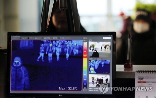 23일 오후 인천국제공항 1터미널 입국장에서 질병관리본부 국립검역소 직원들이 열화상 카메라로 승객들의 체온을 측정하고 있다. [사진= 연합뉴스]