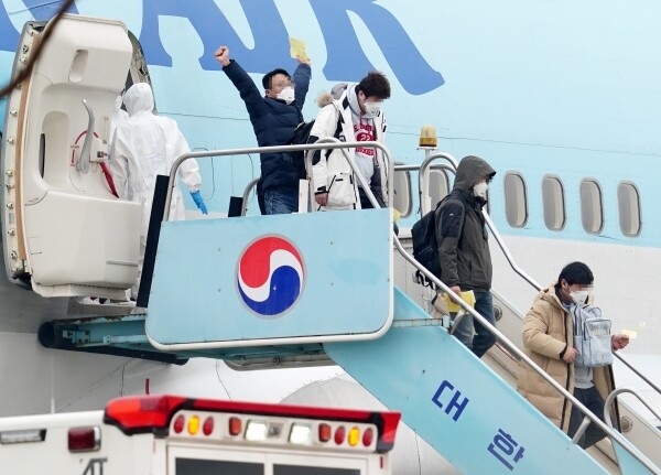 1일 오전 김포국제공항을 통해 입국한 중국 우한 교민이 전세기에서 내리며 기지개를 활짝 켜고 있다. [사진= 연합뉴스]