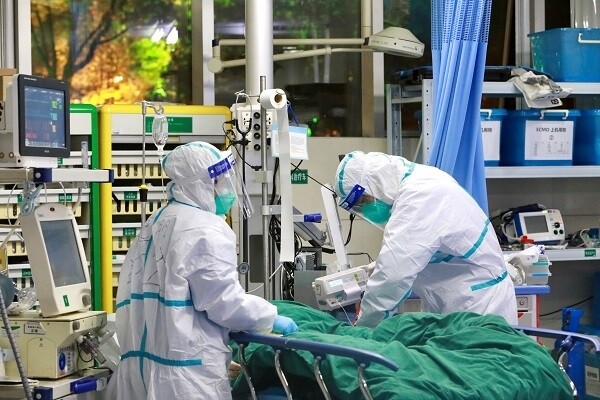 신종 코로나바이러스감염증을 치료하는 중국 우한시 의료진. [사진= 로이터/연합뉴스]