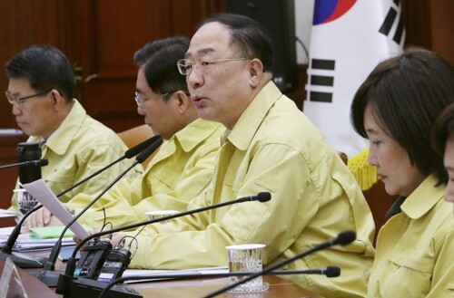 홍남기 경제부총리 겸 기획재정부 장관이 3일 오전 정부서울청사에서 열린 신종 코로나바이러스 감염증 대응 경제관계장관회의에 참석해 발언하고 있다. [사진= 연합뉴스]