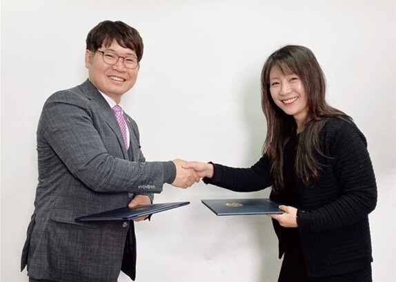 GV청소년문화교육원 대표 박재용(왼쪽)과 한국임상미술치료협회 김채연 협회장이 실효성 있는 청소년흡연예방교육 방안을 마련하는데 협력하기로 합의했다. [사진= GV청소년문화교육원·한국임상미술치료협회 제공]