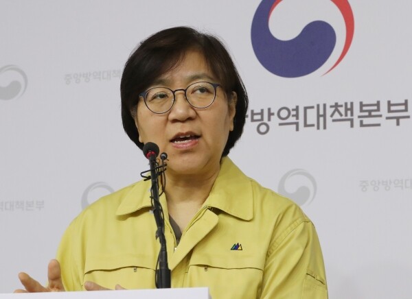 정은경 중앙방역대책본부장(질병관리본부장)이 6일 오후 세종시 정부세종청사에서 신종 코로나바이러스 감염증 국내 발생현황 및 확진환자 중간조사 결과 등 정례브리핑에서 질문에 답변하고 있다. [사진= 연합뉴스]