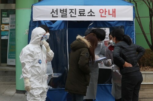 7일 서울 중구보건소 신종 코로나바이러스 감염증 선별진료안내소를 찾은 시민들이 보건소 관계자들과 대화를 하고 있다. [사진= 연합뉴스]