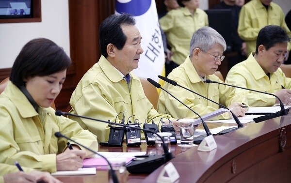 정세균 국무총리가 9일 오후 정부서울청사에서 신종 코로나바이러스 감염증 대응 확대 중앙사고수습본부 회의를 주재하고 있다. [사진= 연합뉴스]