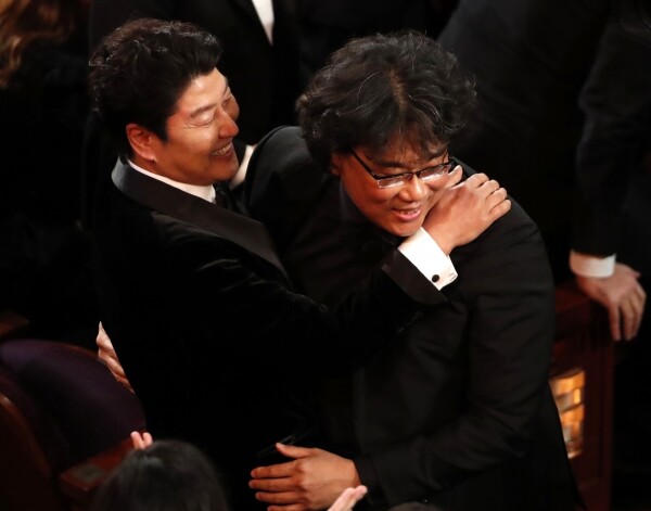 영화 '기생충'이 9일(현지시간) 미국 캘리포니아주 로스앤젤레스의 돌비극장에서 열린 제92회 아카데미 시상식에서 작품상을 수상하자 봉준호 감독(오른쪽)이 배우 송강호와 포옹하고 있다. [사진= EPA/연합뉴스]