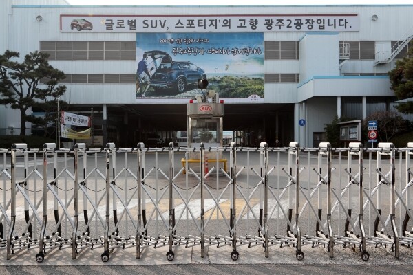 10일 오전 광주 서구 기아자동차 광주공장이 신종 코로나바이러스 감염증의 여파로 가동이 멈췄다. [사진= 연합뉴스]