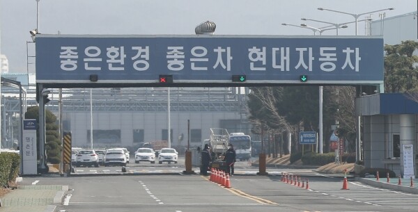 10일 오후 울산시 북구 현대차 명촌정문 앞이 평소 줄지어 출입하던 부품 납품 차량이 없어 한산한 모습을 보이고 있다. [사진= 연합뉴스]