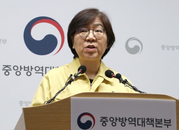 정은경 중앙방역대책본부장(질병관리본부장)이 11일 오후 충북 청주시 질병관리본부에서 신종 코로나바이러스 감염증 국내 발생현황 및 확진환자 중간조사 결과 등 정례브리핑을 마친 뒤 취재진의 질문에 답변하고 있다. [사진= 연합뉴스]