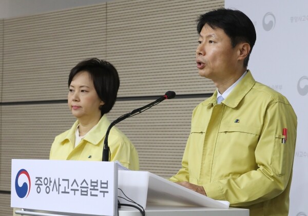 김강립 중앙사고수습본부 부본부장(보건복지부 차관)이 12일 오전 세종시 정부세종청사에서 신종 코로나바이러스 감염증 대응 중앙사고수습본부 상황점검회의 결과 등에 대해 브리핑하고 있다. 왼쪽은 보건용 마스크·손소독제, 긴급수급 조정조치 시행과 관련해 참석한 이의경 식약처장. [사진= 연합뉴스]