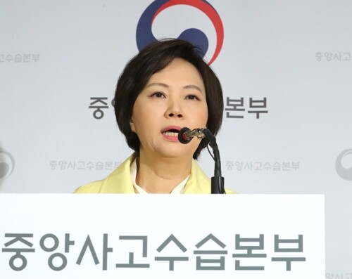 이의경 식품의약품안전처장이 12일 오전 세종시 정부세종청사에서 신종 코로나바이러스 감염증으로 인한 보건용 마스크·손소독제 긴급수급 조정조치 시행과 관련해 브리핑하고 있다. [사진= 연합뉴스]