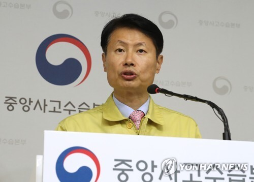 김강립 중앙사고수습본부 부본부장(보건복지부 차관)이 지난 13일 오전 세종시 정부세종청사에서 코로나19 대응 중앙사고수습본부 상황점검회의 결과 등에 대해 브리핑하고 있다. [사진= 연합뉴스]
