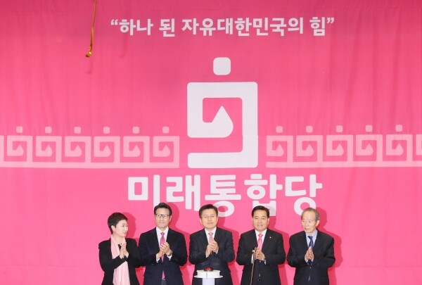 중도·보수 세력을 통합한 미래통합당 출범식 이 열린 17일 국회 의원회관에서 당명인 '미래통합당'을 공개하고 있다. 왼쪽부터 이언주, 정병국 의원, 황교안 대표, 심재철 원내대표, 장기표 신문명정책연구원 원장. [사진= 연합뉴스]