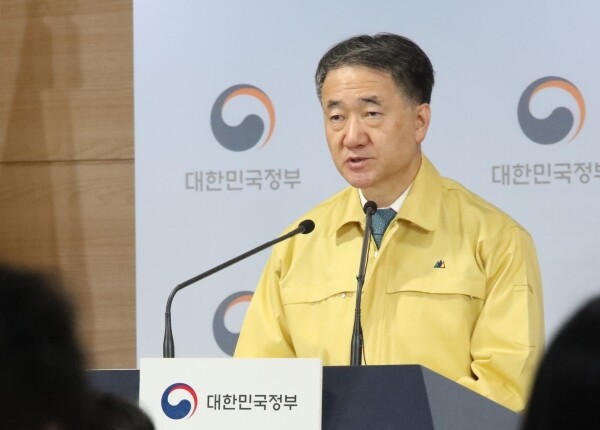 박능후 보건복지부 장관이 21일 정부서울청사에서 신종 코로나바이러스 감염증(코로나19) 확대중수본 회의 결과를 브리핑하고 있다. [사진= 연합뉴스]