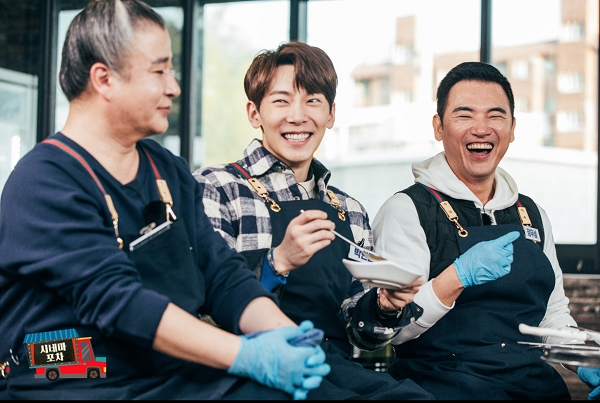 KNN '시네마포차'에 출연한 가수 '루'(가운데). 왼쪽은 금파, 오른쪽은 영화배우 정무성. [사진= KNN '시네마포차']