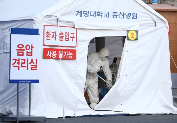 2020년 2월 21일 대구시 달서구 계명대학교 동산병원 외부에 이동식 음압격리실이 설치되고 있다. [사진= 연합뉴스]