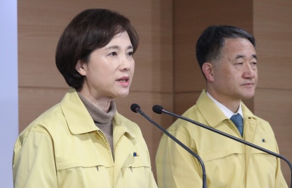 유은혜 사회부총리 겸 교육부 장관이 23일 정부서울청사에서 코로나19 범정부대책회의를 마친 후 중국인 유학생 보호 관리 추가보완 사항 후속 조치 계획을 발표하고 있다. [사진= 연합뉴스]