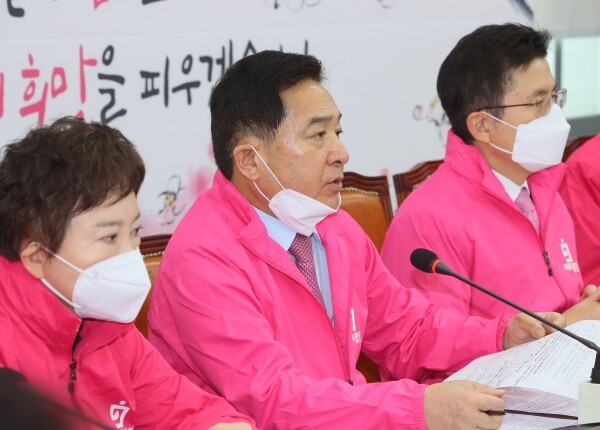 미래통합당 심재철 원내대표가 24일 국회에서 열린 최고위원회의에서 발언하고 있다. [사진= 연합뉴스]