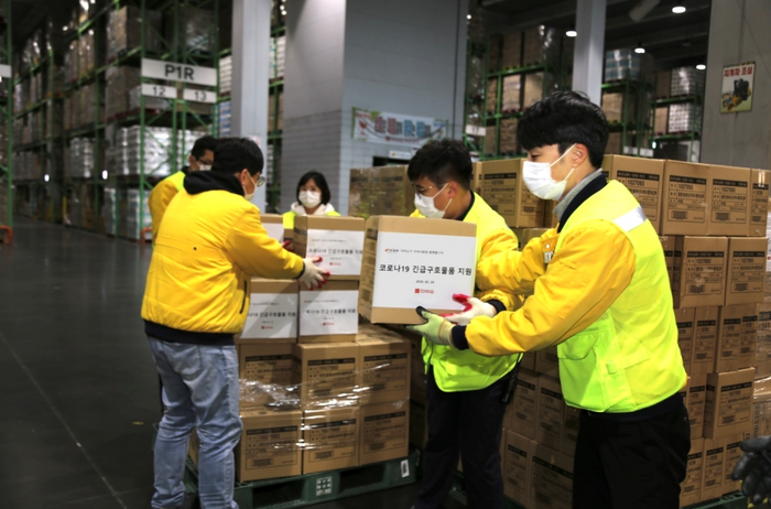 (주)아성다이소 직원들이 대구광역시에 지원할 KF94 마스크를 운반하고 있는 모습.(사진=아성다이소)