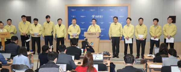 박원순 서울시장이 24일 서울시청 브리핑실에서 코로나 19 심각 단계 격상에 따른 선제적 대응 방안 발표 기자회견을 갖고 있다. [사진= 연합뉴스]