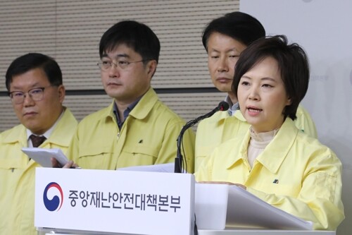 이의경 식품의약품안전처장(오른쪽)이 26일 오전 세종시 정부세종청사에서 열린 코로나19 대응 중앙재난안전대책본부 정례브리핑에 참석해 마스크 긴급수급 조정조치 등과 관련한 취재진의 질문에 답변하고 있다. [사진= 연합뉴스]