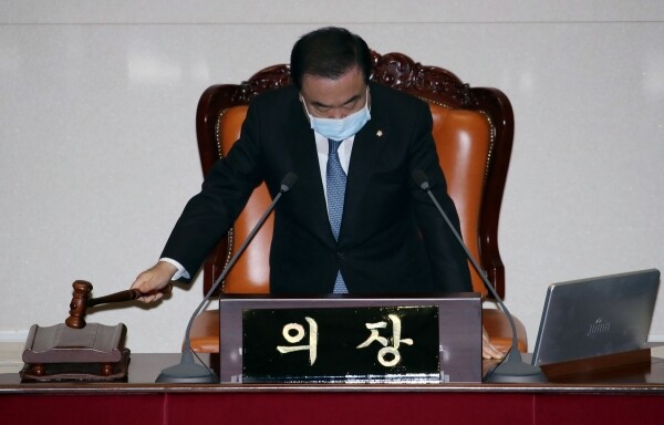 문희상 국회의장이 26일 국회 본회의장에서 열린 본회의에서 의사봉을 두드리고 있다. [사진= 연합뉴스]