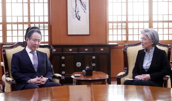 도미타 고지 주한일본대사가 6일 서울 종로구 도렴동 외교부 청사로 초치되어 강경화 외교부 장관과 면담하고 있다.