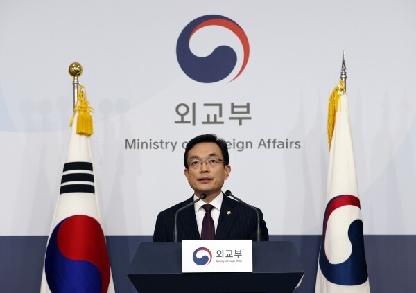 조세영 외교부 1차관이 6일 오후 서울 외교부 청사에서 일본의 한국인에 대한 입국규제 강화 조치에 대응한 상응조치를 발표하고 있다. 이달 9일 0시부터 일본에 대한 사증(비자) 면제조치와 이미 발급된 사증 효력을 정지한다. [사진= 연합뉴스]