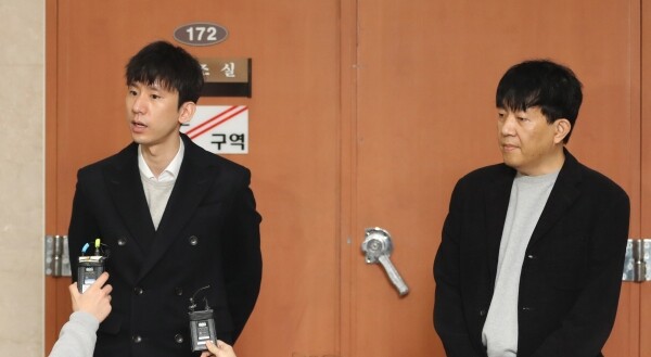 이재웅 쏘카 대표(오른쪽부터)와 타다 운영사 VCNC 박재욱 대표가 지난 4일 여객자동차법 개정안의 법사위 심의를 앞두고 3일 오후 서울 여의도 국회 정론관 앞에서 개정안 반대 입장을 밝히고 있다. [사진= 연합뉴스]