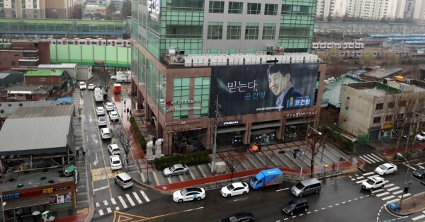 코로나19 무더기 확진자가 발생한 서울 구로구 신도림동 코리아빌딩. [사진= 연합뉴스]