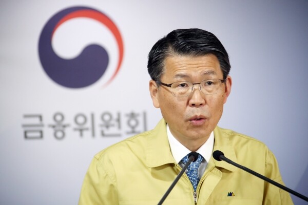 은성수 금융위원장이 13일 오후 주식시장이 마감된 후 정부서울청사에서 임시 금융위원회 논의 결과를 발표하고 있다. [사진= 연합뉴스]