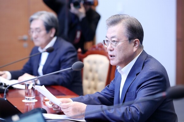 문재인 대통령이 9일 오후 청와대에서 수석·보좌관 회의를 주재하고 있다. [사진= 연합뉴스]