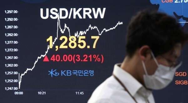 19일 서울 외환시장에서 원/달러 환율은 전날보다 40.00원 오른 1285.7원으로 마감했다. [사진= 연합뉴스]