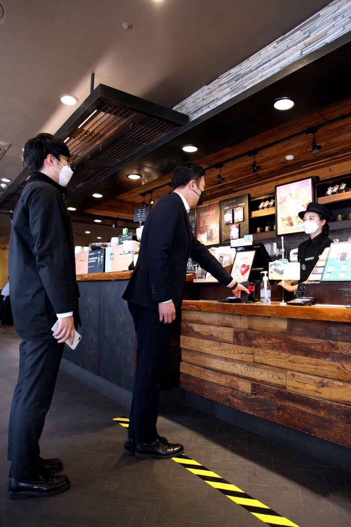 사회적 거리 두기로 시범 운영 중인 계산대 앞 안전 거리 확보 라인 전국 매장 확대.(사진=스타벅스 코리아)