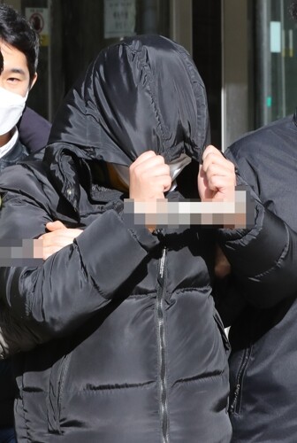 미성년자 등을 협박해 성 착취물을 찍게 하고 이를 모바일 메신저 텔레그램에서 유포한 혐의로 구속영장이 신청된 20대 조주빈이 지난 19일 오후 서울 서초동 서울중앙지법에서 영장실질심사를 받은 뒤 법정에서 나오고 있다. [사진= 연합뉴스]